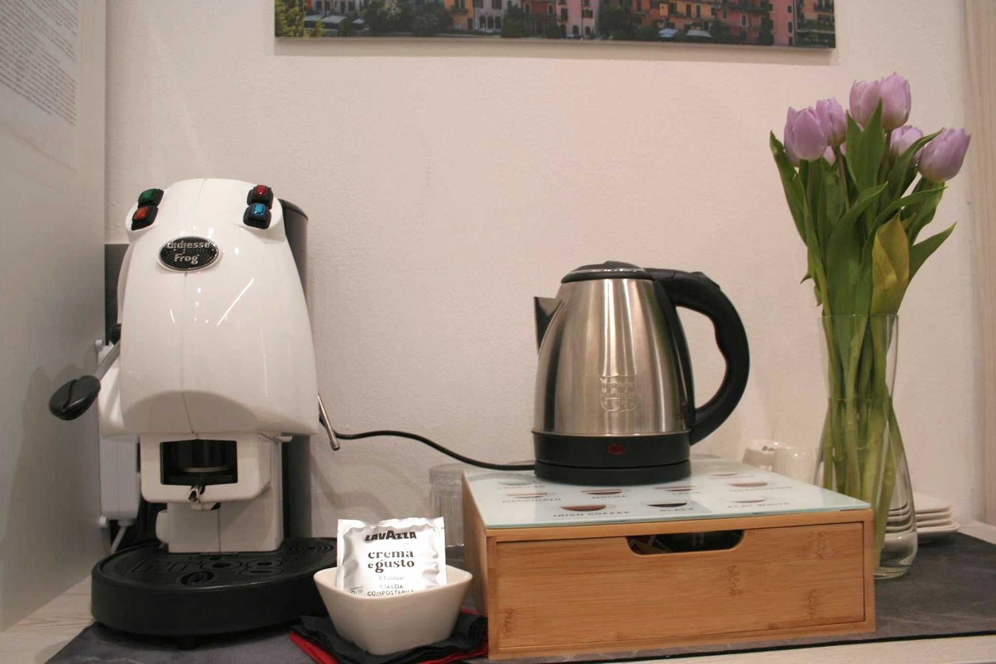 Angolo caffè con macchina a cialde, bollitore in acciaio e cassetto in bambù